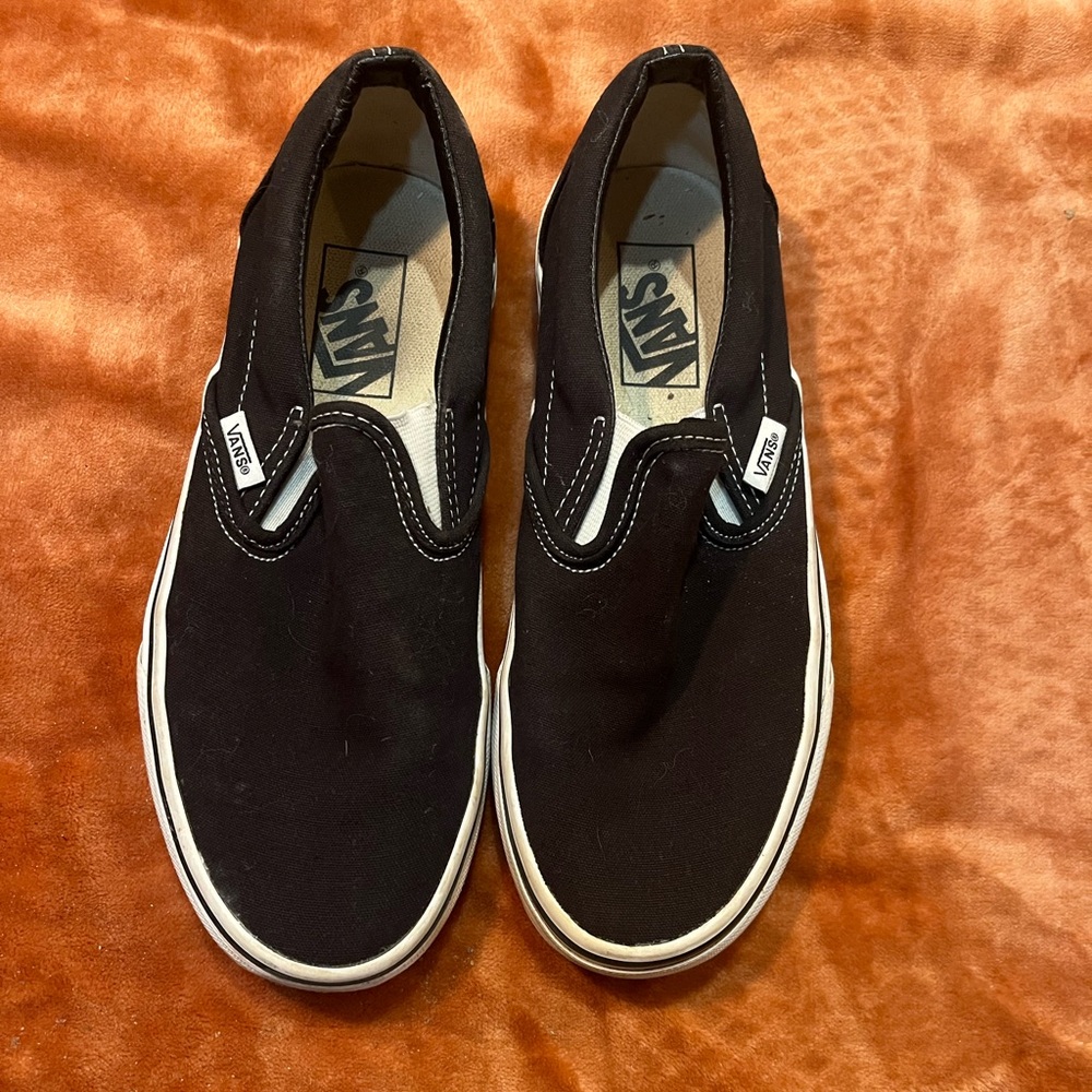 BRAND: Vans
SIZE: Women’s 5.5
COLOR: Black